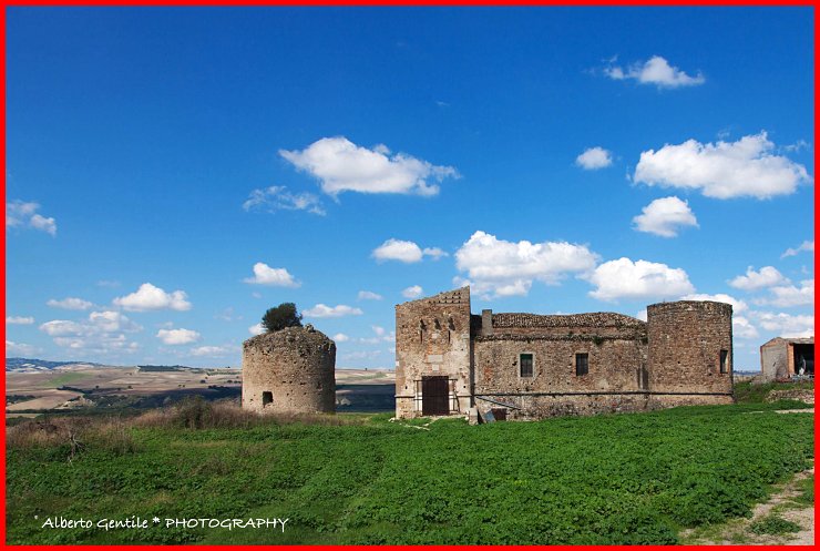 Veduta d'insieme del castello di Dragonara visto dalla via di accesso principale.