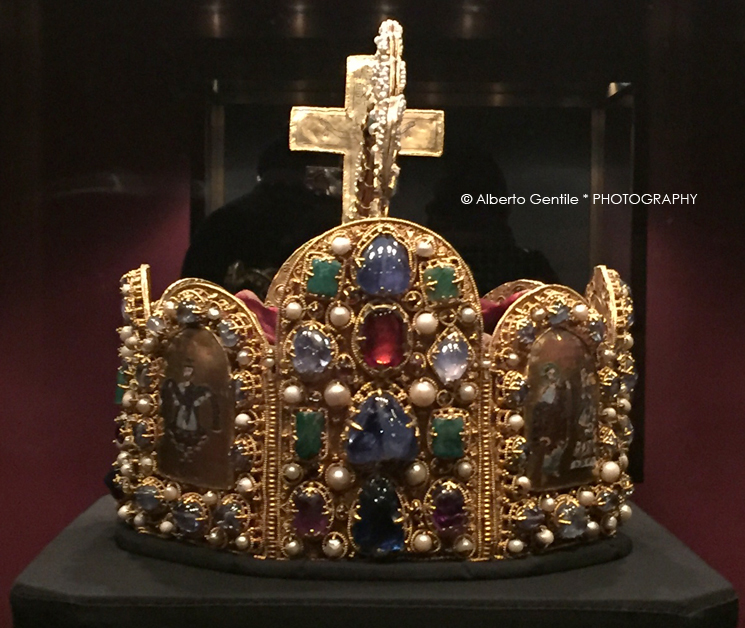 Corona d'oro con croce d'oro del Sacro Romano Impero, (Vienna, presso il museo Kaiserliche Schatzkammer). Foto di Alberto Gentile