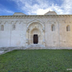 Veduta laterale della chiesa abbaziale di San Leonardo di Siponto.